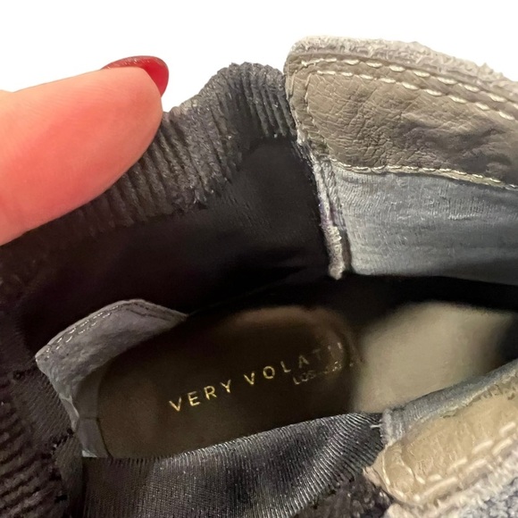 Very Volatile Raya Gray Suede Ankle Booties, Size 8 - Picture 7 of 8